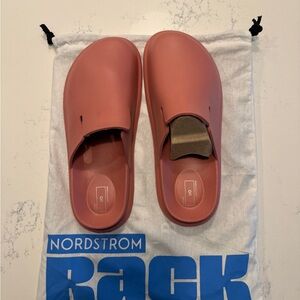 UO mauve men’s slip on rubber mules NWOT